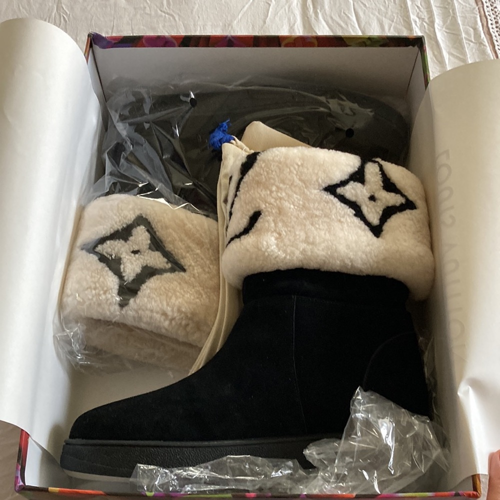 Louis Vuitton original boots never been worn in good condition.